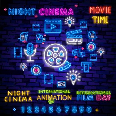 Sinema gece neon şarkı, etiket ve logosu ayarlayın. Sinema afiş tasarım şablonu, logo, amblem ve etiket. Parlak tabela, parlak reklam her gece.