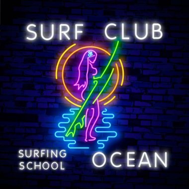Neon Style Sörf Posteri. Surf Club veya Shop için Parlayan İşaret. Brick Wall Arka Plan Üzerinde Surfboards Elektrik Simgeler. Ekstrem spor, aktivite ve eğlence tasarımı. Gece neon işareti, renkli billboard