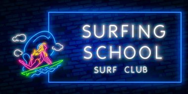 Neon Style Sörf Posteri. Surf Club veya Shop için Parlayan İşaret. Brick Wall Arka Plan Üzerinde Surfboards Elektrik Simgeler. Ekstrem spor, aktivite ve eğlence tasarımı. Gece neon işareti, renkli billboard