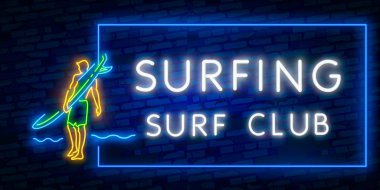 Neon Style Sörf Posteri. Surf Club veya Shop için Parlayan İşaret. Brick Wall Arka Plan Üzerinde Surfboards Elektrik Simgeler. Ekstrem spor, aktivite ve eğlence tasarımı. Gece neon işareti, renkli billboard