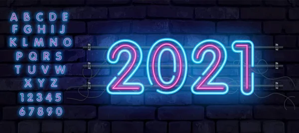 Πολύχρωμο πανό νέον 2021. Ρεαλιστικό φωτεινό νέον Billboard σε έναν τοίχο από τούβλα. Η έννοια της κάρτας διακοπών με ένα λαμπερό κείμενο. Το νέον αλφάβητο του 2021. — Διανυσματικό Αρχείο