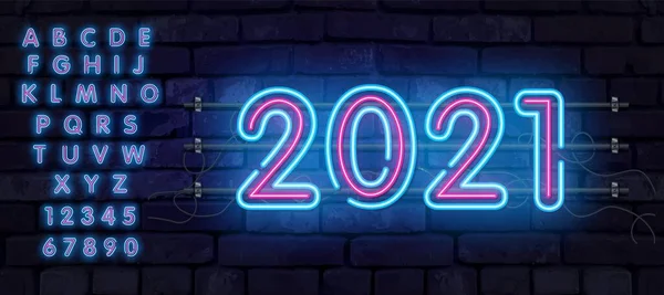 Bandeira de néon colorido 2021 banner. Billboard neon brilhante realista em uma parede de tijolo. O conceito de um cartão de férias com um texto brilhante. O alfabeto de néon de 2021. —  Vetores de Stock