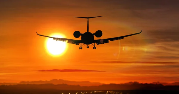 Uçak Siluet Havaalanında Günbatımı Sırasında Açılış Güneş Şekli Özel Jet — Stok fotoğraf