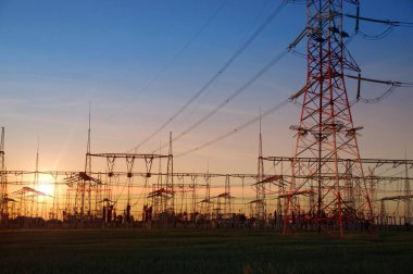 Elektrik Dağıtım İstasyonu. Enerji trafo kurulum günbatımı ışığı.