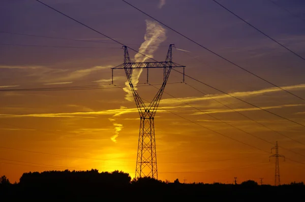 Силует Електричної Вежі Заході Сонця Високовольтна Енергетична Лінія Помаранчевому Небі — стокове фото