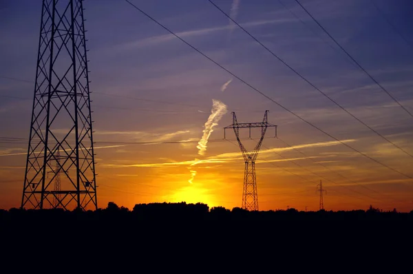Силует Електричної Вежі Заході Сонця Високовольтна Енергетична Лінія Помаранчевому Небі — стокове фото