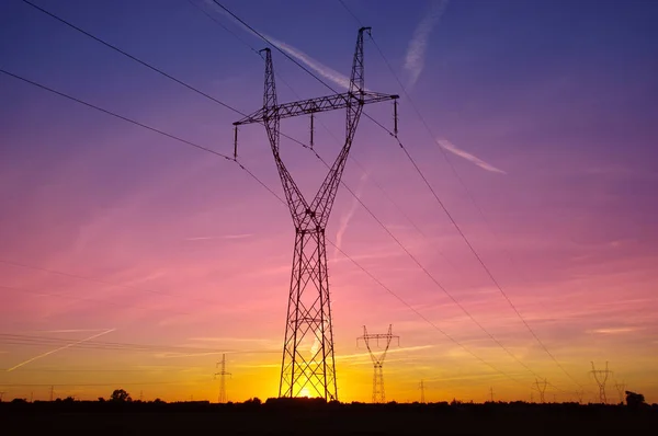 Elektrik Kulesi Silueti Günbatımı Üzerinde Yüksek Gerilim Enerji Hatta Turuncu — Stok fotoğraf