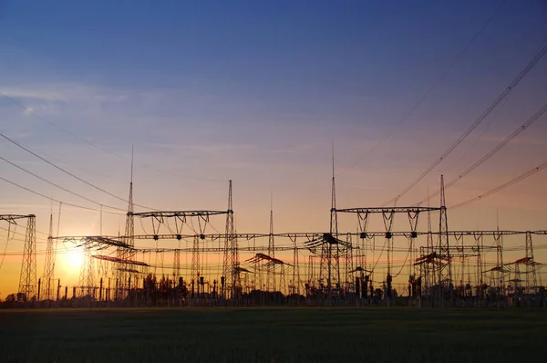 Elektrik Dağıtım Stasyonu Enerji Trafo Kurulum Günbatımı Işığı — Stok fotoğraf