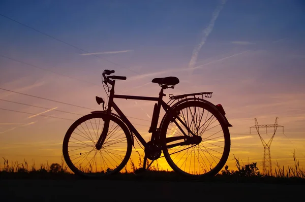 Retro Bisiklet Siluet Arka Kutbunda Enerji Ile Sunset Teki — Stok fotoğraf