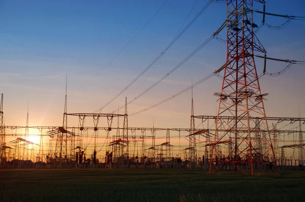 Elektrik Dağıtım Stasyonu Enerji Trafo Kurulum Günbatımı Işığı — Stok fotoğraf
