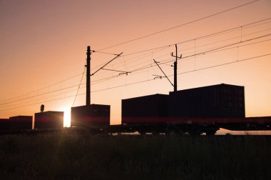 Demiryolu taşımacılığı ve lojistik. Kargo konteyner ve elektrik kaynağı ile trenler.