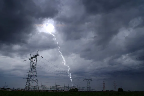 Буря Блискавки Електричній Вежі Драматичне Небо Гроза Над Енергетичною Станцією — стокове фото
