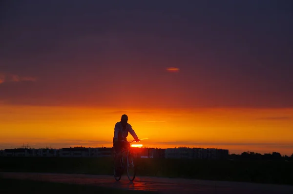 Silhouette Man Bicycle City Nice Sunset Background — Stock Photo, Image