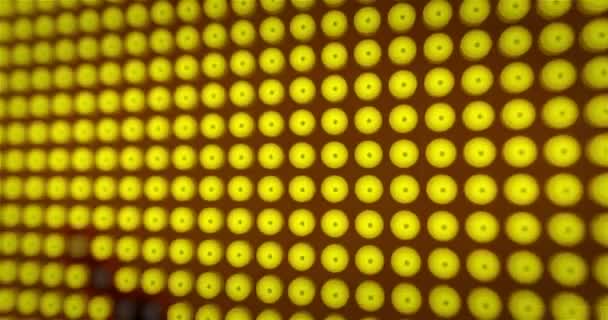 Visage émoticône en colère sur grand écran LED avec de grands pixels. Icône d'expression d'irritation lumineuse sur des ampoules stylisées affichage sans couture et animation en boucle .