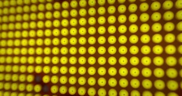 Emoticon love face sur grand écran LED avec de grands pixels. Bright light love expression icône sur les ampoules stylisé affichage sans couture et boucle animation .