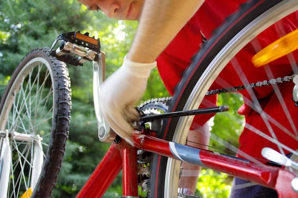 Bisiklet Bakım Tamirci Tarafından Motor Mekanik Servisi — Stok fotoğraf