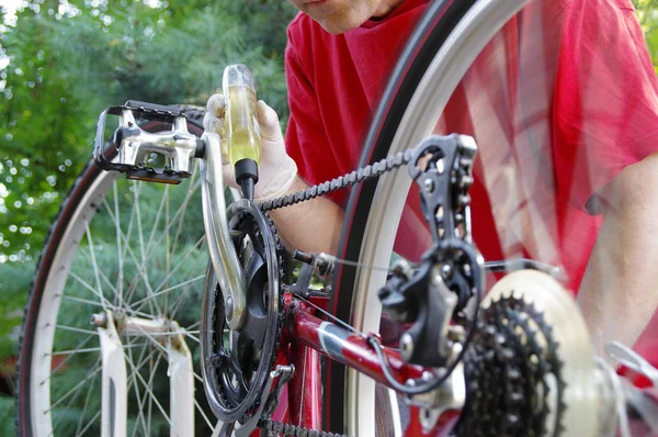 男は自転車を修理します 季節的な維持と自転車の変速機の調整 — ストック写真