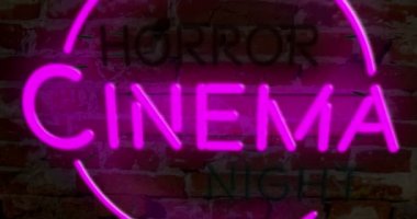 Korku sinema gece neon animasyon Intro. 3D uçuş tuğla duvar arka plan üzerinde elektrik yazı üzerine. Eğlence olay reklam.
