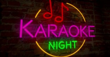 Karaoke gecesi neon retro animasyon. Tuğla duvar arka plan üzerinde elektrik yazı üzerinde Soyut 3d uçuş.