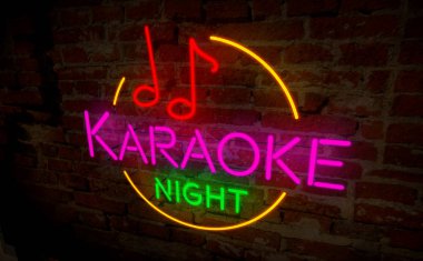 Karaoke gecesi neon lamba tuğla duvar. Retro ışık yazı işaret. Vintage 3d çizim.