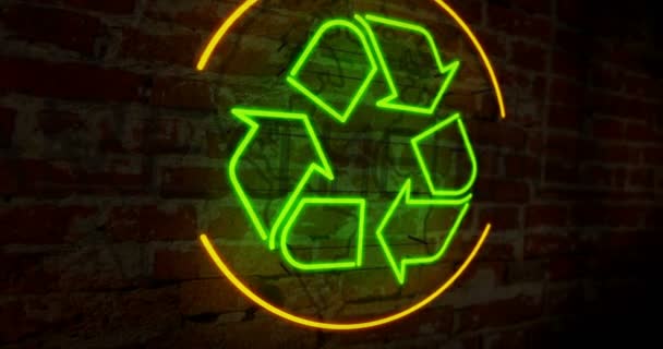 Recycling Neon Symbool Animatie Vlucht Elektrische Belettering Muur Achtergrond Ecologie — Stockvideo