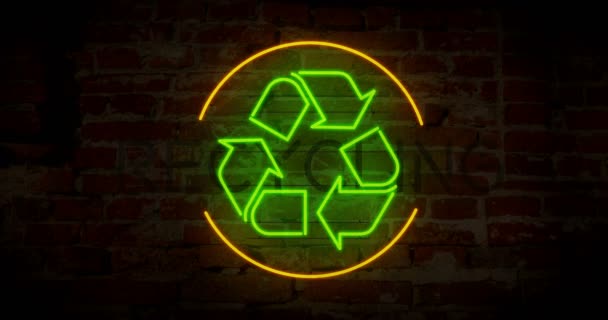 Recyklační Symbol Animace Neon Letu Nad Elektrický Nápis Zdi Pozadí — Stock video