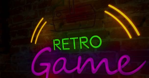游戏复古俱乐部霓虹灯动画 在墙上的电子符号和文字上飞行 经典游戏与游戏杆符号概念 — 图库视频影像