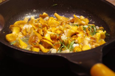 Soğan ve biberiye ile kızarmış Cantharellus cibarius mantar. Vejetaryen gıda pan kızartma.