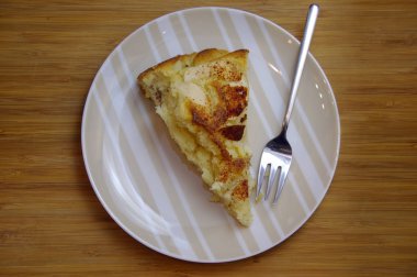 Elmalı turta çatal ile plaka üzerinde. Geleneksel güzü pasta tatlı.