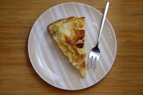 Elmalı turta çatal ile plaka üzerinde. Geleneksel güzü pasta tatlı.