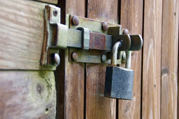 Velho Cadeado Enferrujado Hasp Bloqueio Vintage Protegendo Uma Porta Madeira — Fotografia de Stock