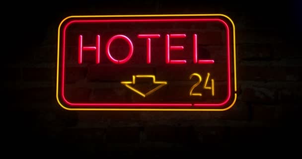 Lehké Neon Hotel Světelné Nápisy Neon Cihlovou Zeď Retro Styl — Stock video