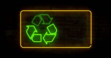 Geri dönüşüm sembolü neon ışık animasyon stylizing. Ekoloji sembolü ve gülümseyen yüz simgesi ile soyut kavram.
