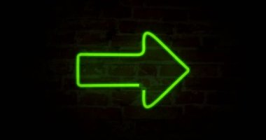 Tuğla duvar zemin üzerine yeşil ok neon sembolleri. Kesintisiz ve loopable animasyon parlayan yön işareti.