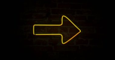 Tuğla duvar arka plan üzerinde kırmızı ve sarı oklar neon sembolleri soyut. Kesintisiz ve loopable animasyon parlayan yön işareti.