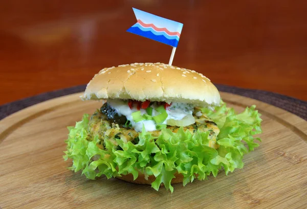 Świeży Burger Łososia Ogórkiem Cebulą Chives Zdrowa Dieta — Zdjęcie stockowe