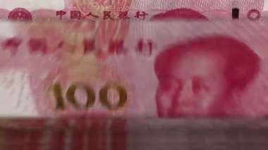 Para sayma makinesi ile 100 Renminbi (Chines yuan) banknotlar. Hızlı Rmb Döviz Alım döndürme.