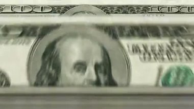 Para sayma makinesi ile 100 dolarlık banknotlar. Hızlı Usd Döviz Alım döndürme.