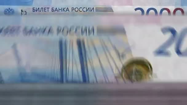Máquina Contadora Dinero Con 2000 Rublos Rusos Rápida Rotación Moneda — Vídeo de stock