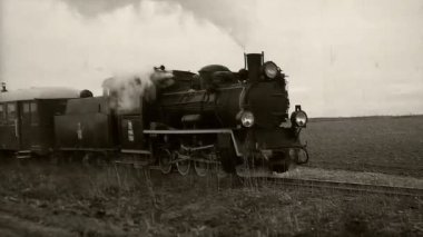 Eski yolcularına tren rayların üzerinde çalışan. Retro buhar motoru loopable siyah ve beyaz görüntüleri ile lokomotif.