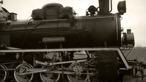 老乘客在铁轨上训练 复古机车与蒸汽机可移动的黑白画面 — 图库视频影像