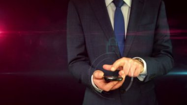İşadamı asma kilit hologram ile smartphone kullanarak takım elbiseli. Siber Güvenlik ve bilgisayar koruma sembol soyut kavram. Fütüristik teknoloji animasyon.