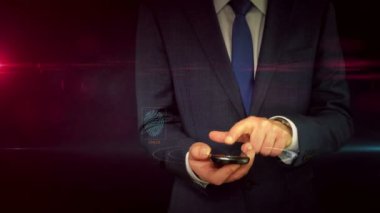 Dolar işareti hologram ile smartphone kullanarak takım elbiseli bir iş adamı. Internet pazarlama ve siber iş sembolü soyut kavram. Fütüristik teknoloji animasyon.
