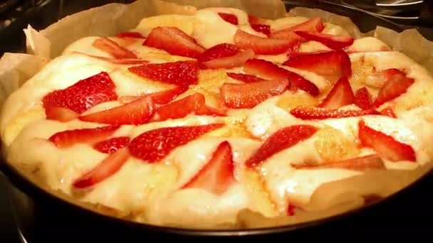 Erdbeer Hefekuchen Backen Und Ofen Aufwachsen Frisches Hausgemachtes Obstgebäck Ofen — Stockvideo