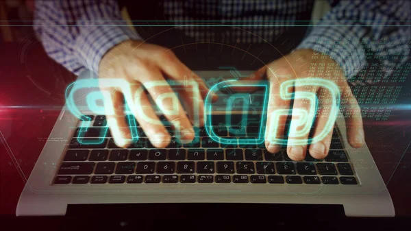 Hombre escribiendo en el teclado del ordenador portátil con holograma gdpr — Foto de Stock