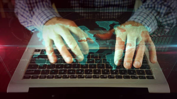 Homem escrevendo no teclado do laptop com mapa do mundo — Fotografia de Stock