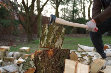 balta ile odun keserken