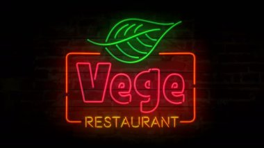 Tuğla duvarda Vege restoran neon sembolü. Vejetaryen gıda ve yeşil yaprak sembolü ile ampuller. Döngülenebilir ve kesintisiz animasyon.