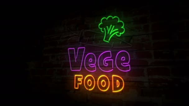 レンガの壁に野菜のネオンシンボル ベジタリアンレストラン コロット ブロッコリーのシンボルが付いている電球 ループ可能でシームレスな アニメーション — ストック動画