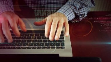 Hologram ekranında soru işareti ile dizüstü klavye üzerinde adam yazarak. İşadamı İnternet arama, SSS, sorun çözümleri veya eğitim bulmak için bilgisayar kullanır. Fütüristik teknoloji animasyonu.